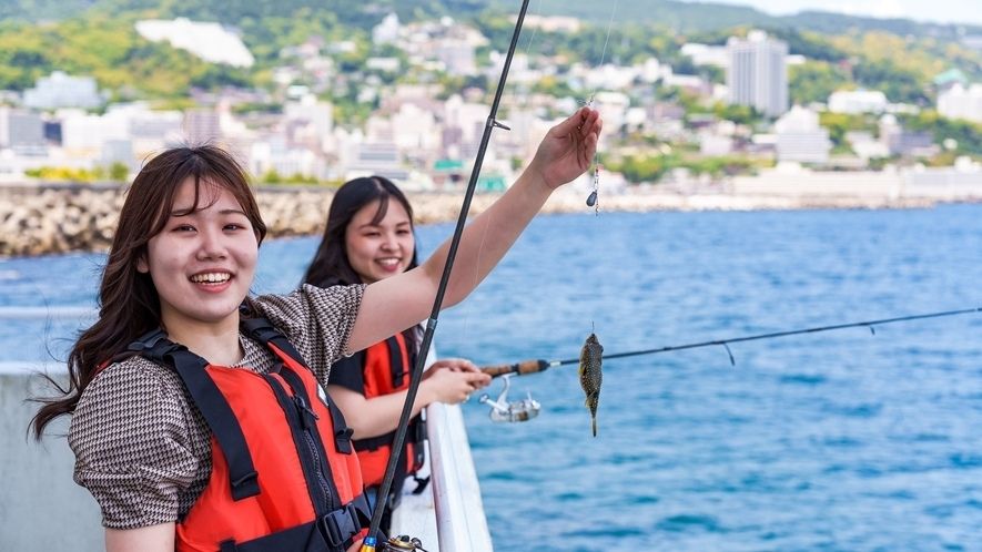 ホテルニューアカオの館内フィッシング体験をしている女性のイメージ