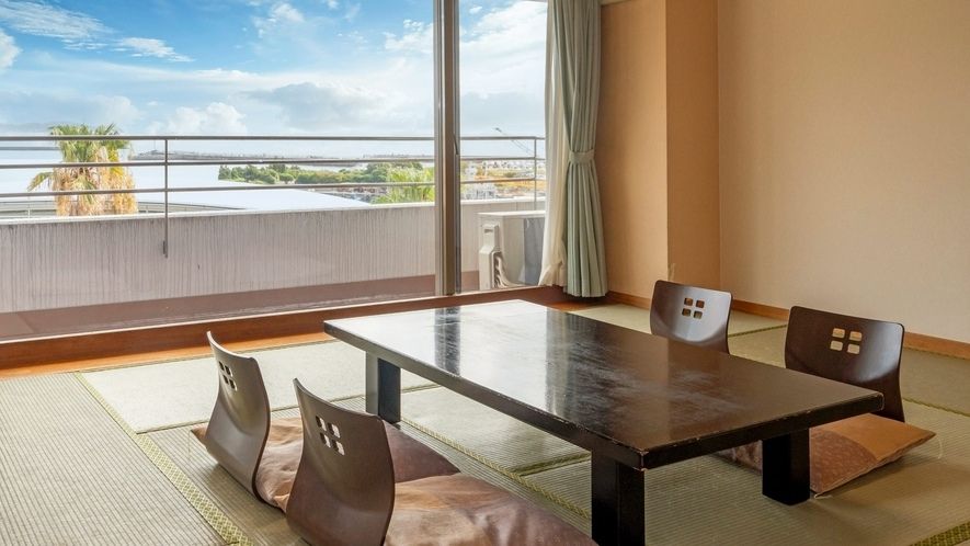 熱海温泉ホテルサンミの和室から徒歩圏の港が見える様子のイメージ