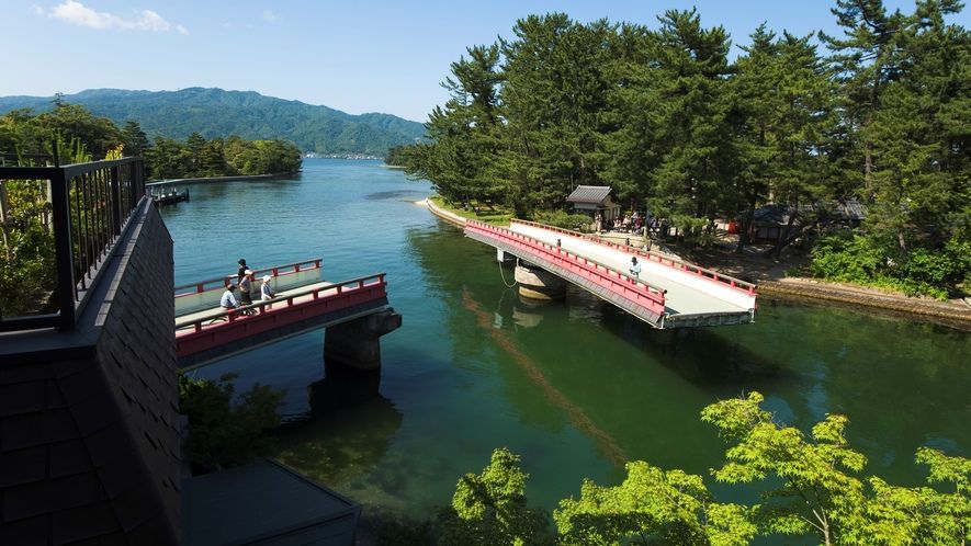対橋楼の部屋から見える天橋立名物の回旋橋
