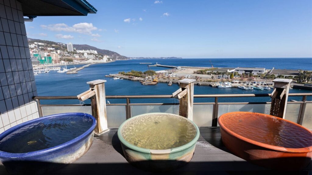 ウオミサキホテル屋上の露天風呂から熱海の海を見渡す写真