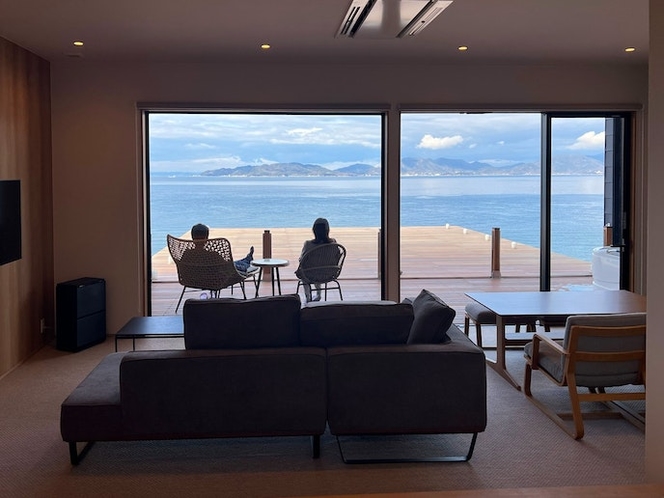 SETO CLAS AJI THE SEASIDE HILLS RESORTの海をのぞむデッキテラスで海を眺めるカップル