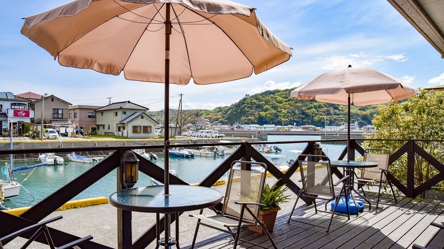 天草プリンスホテル（天草市）の港がすぐ側のデッキ