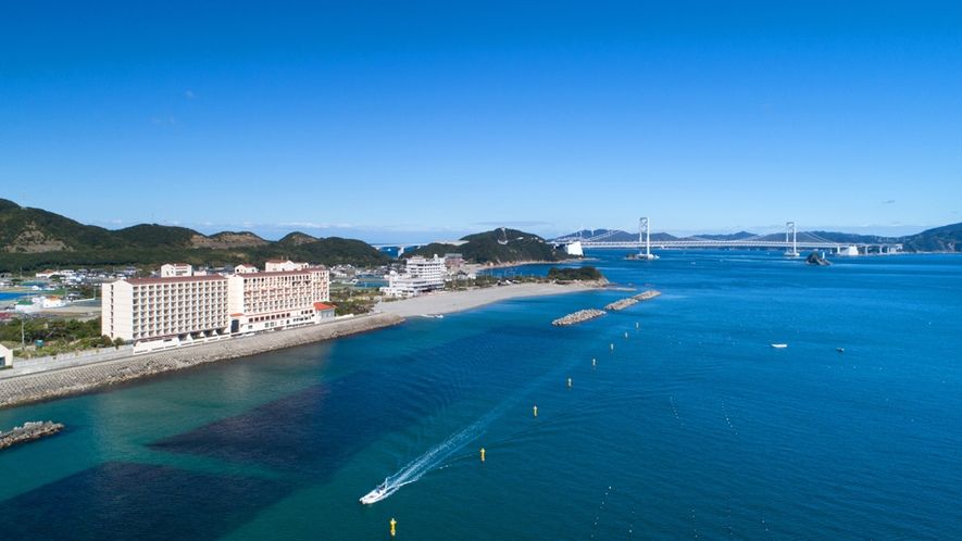 アオアヲナルトリゾートの外観と鳴門大橋