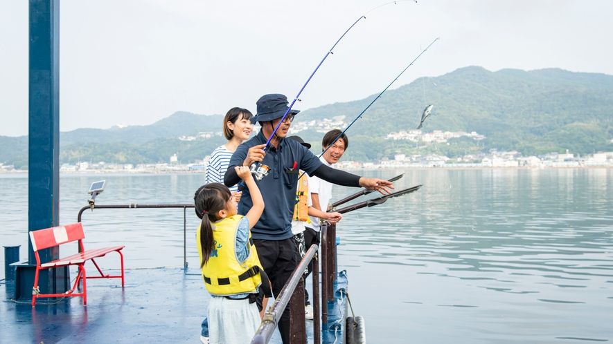淡路島海上ホテルのプライベート釣り桟橋で釣りを楽しむ家族