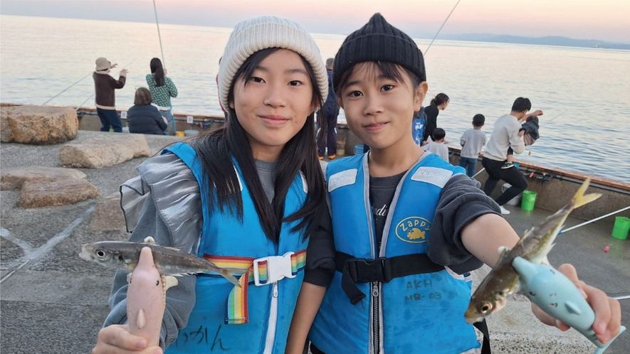 あわかん（旧淡路島観光ホテル）のプライベート釣り場で釣りを楽しむ子供