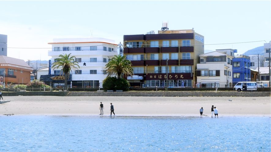 はるひら丸目の前のオレンジビーチ