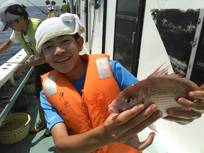 松新のレクチャー付き体験フィッシングで魚を釣り上げた子供の画像