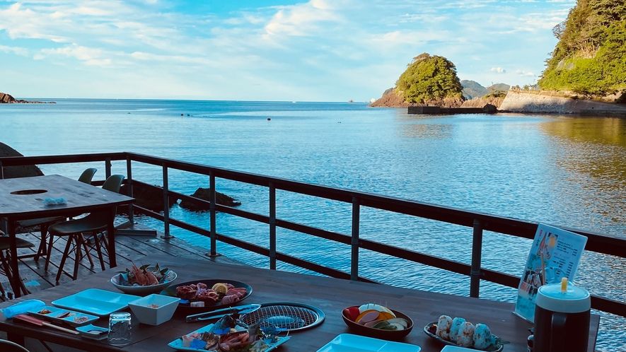 入り江の一軒家みたはま荘の海のそばのBBQテラス