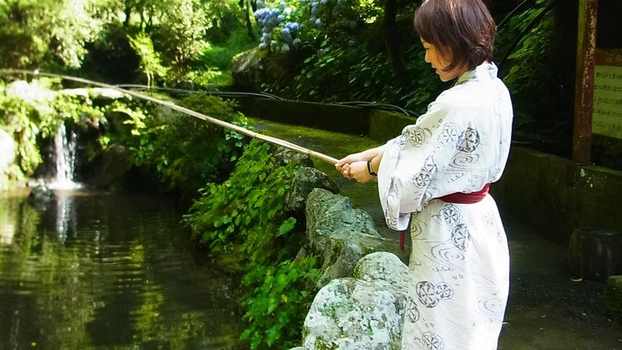 淡水荘の釣り堀で釣りしている女性