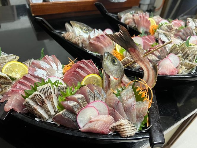 ひとつなぎの宿ととりば（伊東市）の地物づくし舟盛り