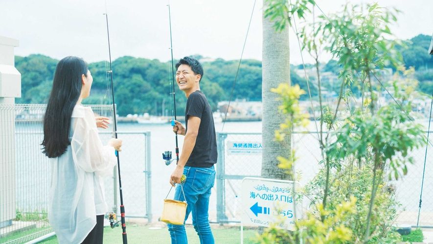 THE TRAILERHOUSE VILLAGE 呼子 SEASIDE（唐津市）でレンタル釣竿を持ち釣り場に向かうカップル