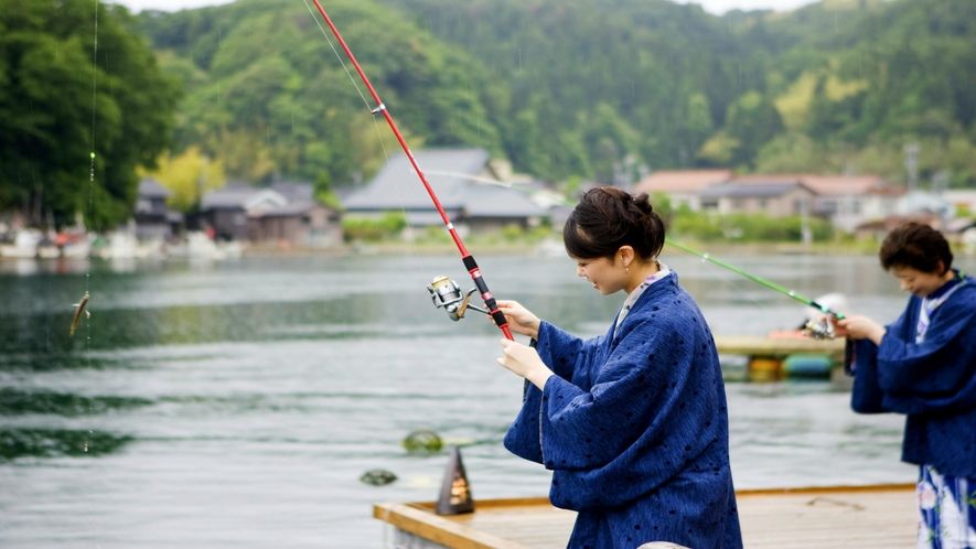 洞窟風呂の宿百楽荘(能登町)の専用釣り桟橋で釣りをする女性