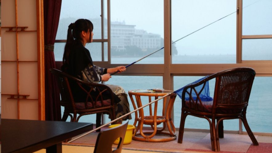 海上料亭 海楽園（鳥羽市）の部屋から釣りをしている女性