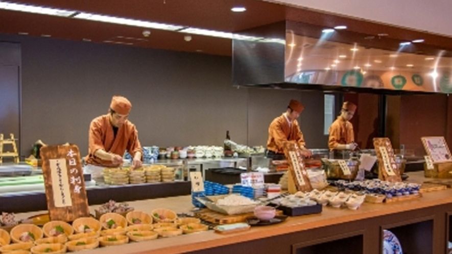 休暇村志賀島（福岡市東区）の海鮮ビュッフェとライブキッチンの様子