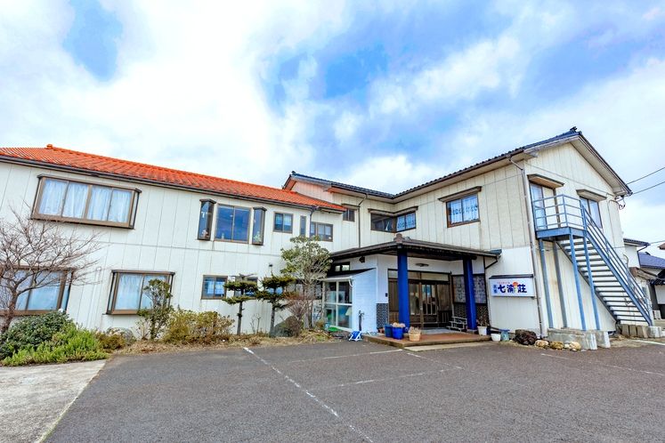 夕日と漁火の宿 民宿七浦荘（佐渡市）外観