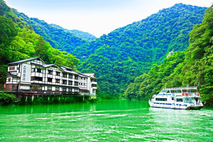 大牧温泉観光旅館（南砺市）外観と遊覧船