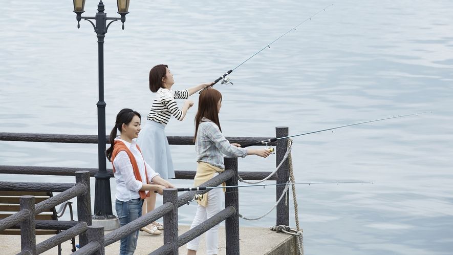 和倉温泉 多田屋(七尾市)の桟橋で釣りを楽しんでいる女性３人