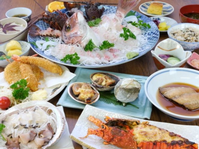 くつろぎの宿 福若のテーブルに並ぶ伊勢海老・鮑・牡蠣・鯛のお刺身・煮付け・巨大エビフライという海鮮のフルコース