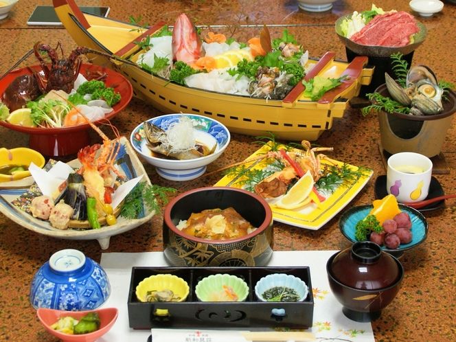 料理旅館 新和具荘の食べきれないほどの伊勢海老と舟盛り