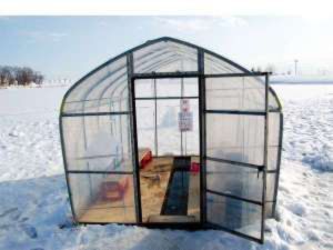 しんしのつ温泉たっぷの湯の暖房付きビニールハウス形わかさぎ釣り小屋