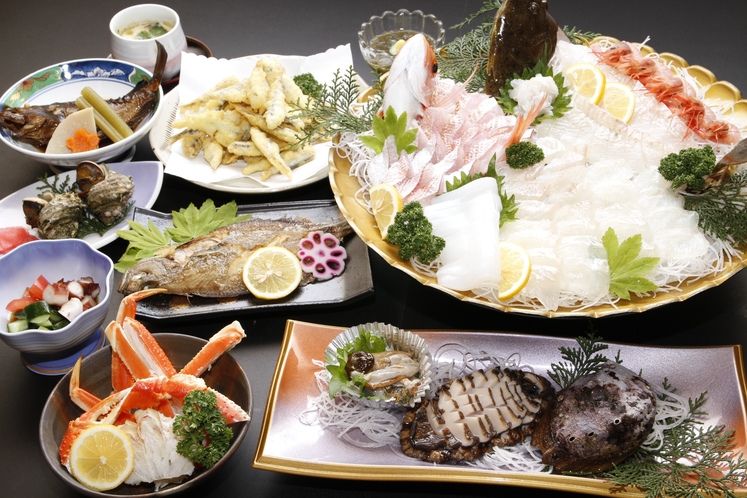 若狭神子の宿 寺本の食べきれないほどの魚や越前ガニ、鮑料理