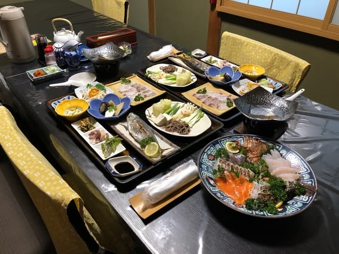 民宿 鯉の湯の食べきれないほどの豪華な海鮮料理
