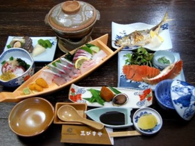 えびすや旅館の伊勢海老やアワビ、サザエなどの磯料理