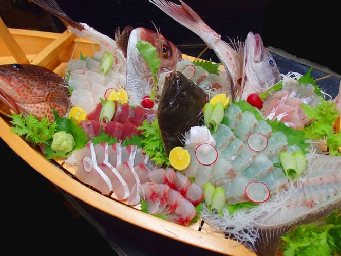 砂美かたやまの金目鯛をはじめとする舟盛り