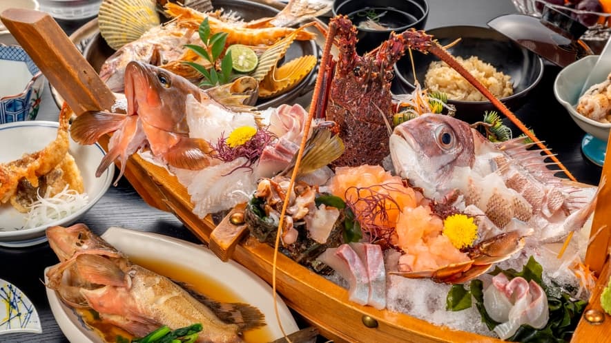 旅館さわきの名産の真鯛や高級魚のアコウ、メバル、カレイなどの豪華舟盛り