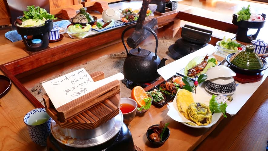 農家民宿どこも山の囲炉裏を囲んでの料理