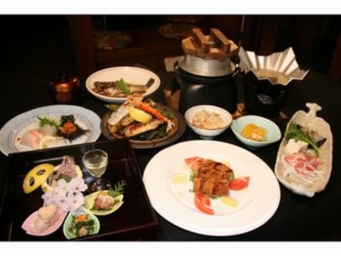 活魚・民宿 よし正の活魚料理と岩城島特産のブランド豚「レモンポーク」や地鶏も使った料理