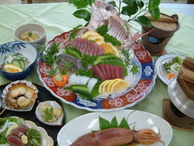 民宿 青岬の豪華な清水サバやカツオのたたき
