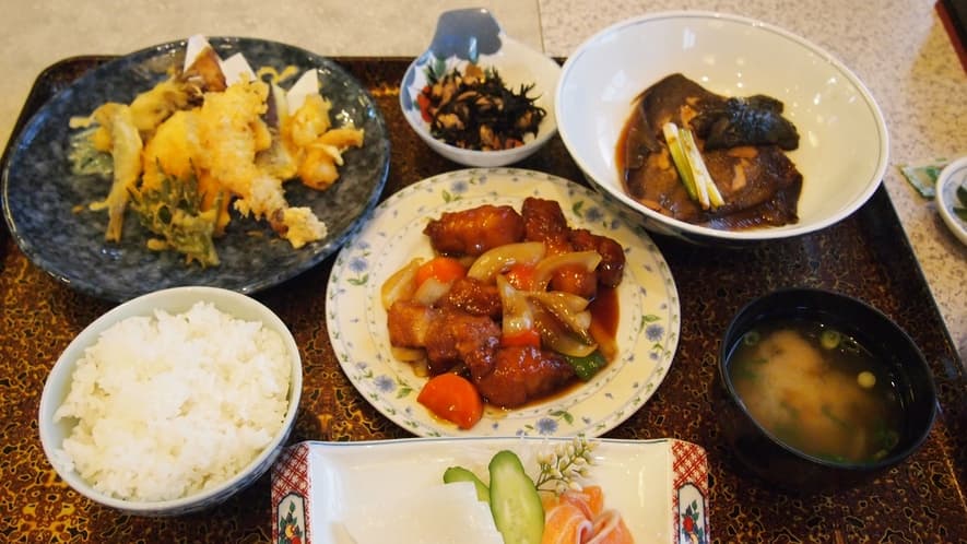民宿どんぐりの山の酢豚など家庭的な手料理