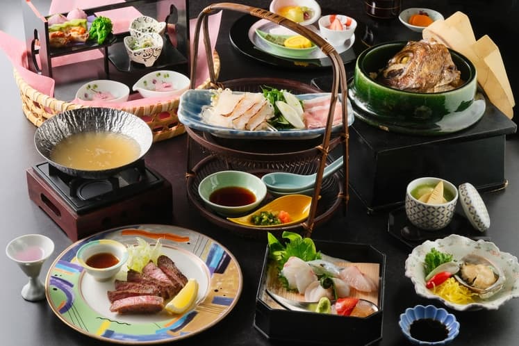 鞆の浦温泉 景勝館漣亭の名物の鯛料理をはじめとする本格的な瀬戸内海鮮