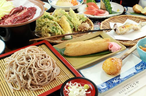 民宿 いなりやの多種類の揚げたて天ぷらなどの料理