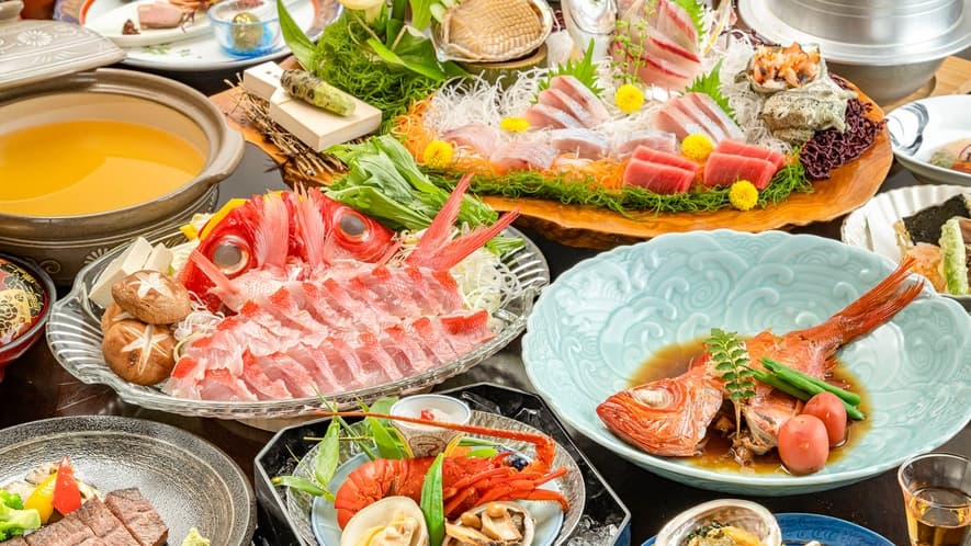 割烹旅館 清都の名産の金目鯛の煮付けや舟盛り