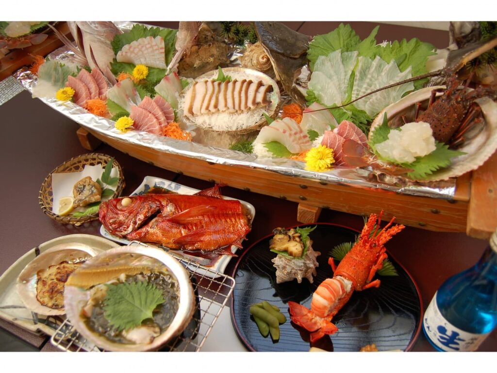 郷土料理の宿 マタエムの刺身の舟盛り、伊勢海老、鮑、金目鯛の煮付けなど