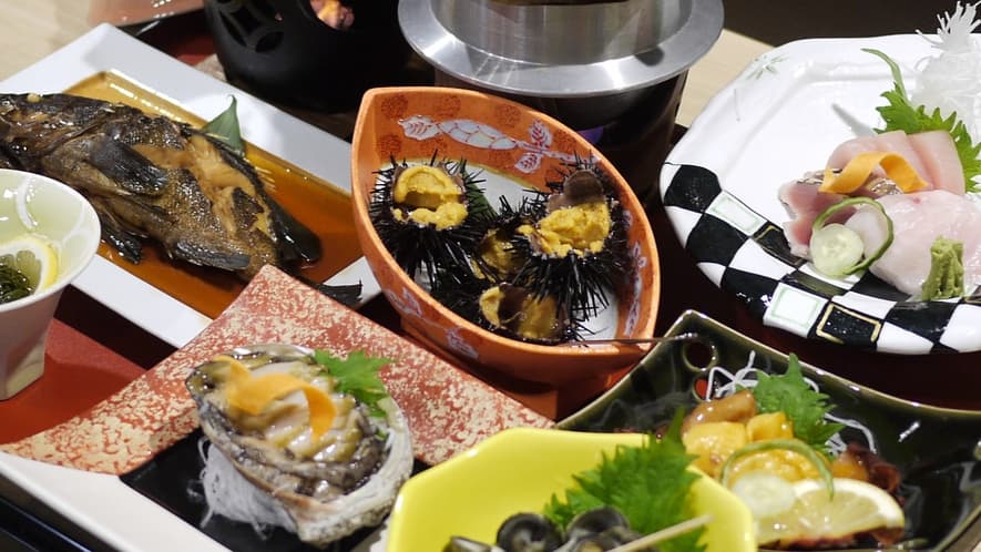 民宿 旅館 沖見屋のウニやアワビ、ホヤといった気仙沼ならではの磯料理