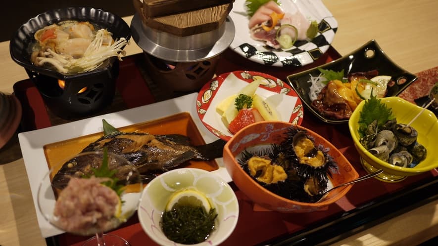 民宿 旅館 沖見屋のウニなどの豪華料理