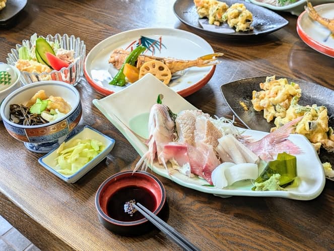 伊良湖温泉 民宿お食事処 田原屋の地魚のお刺身など