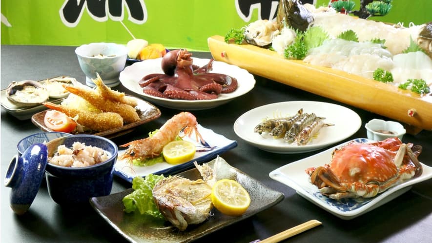民宿 うえの荘の日間賀島名物のタコの丸茹でや海老料理や舟盛り