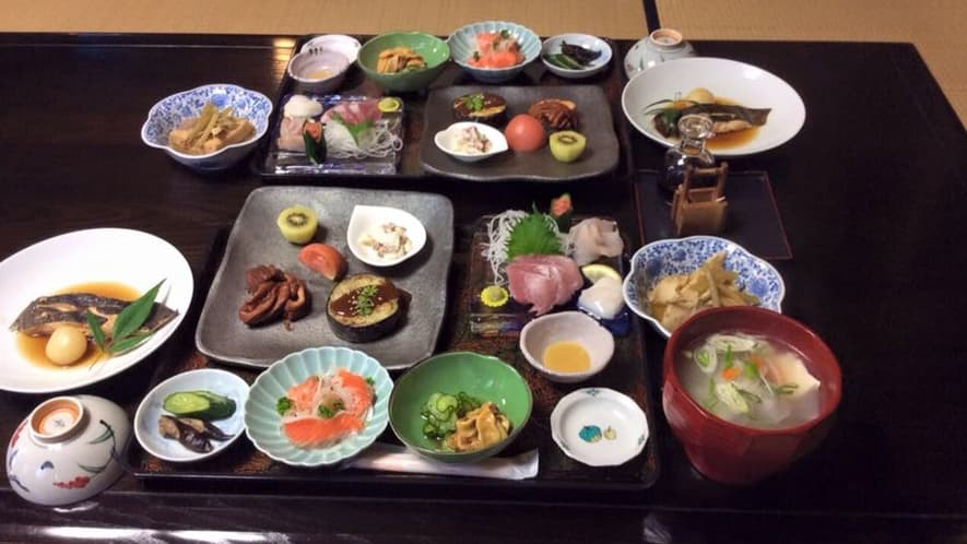 民宿むさしの三陸産の新鮮な魚貝類と、地元の食材中心の和食膳